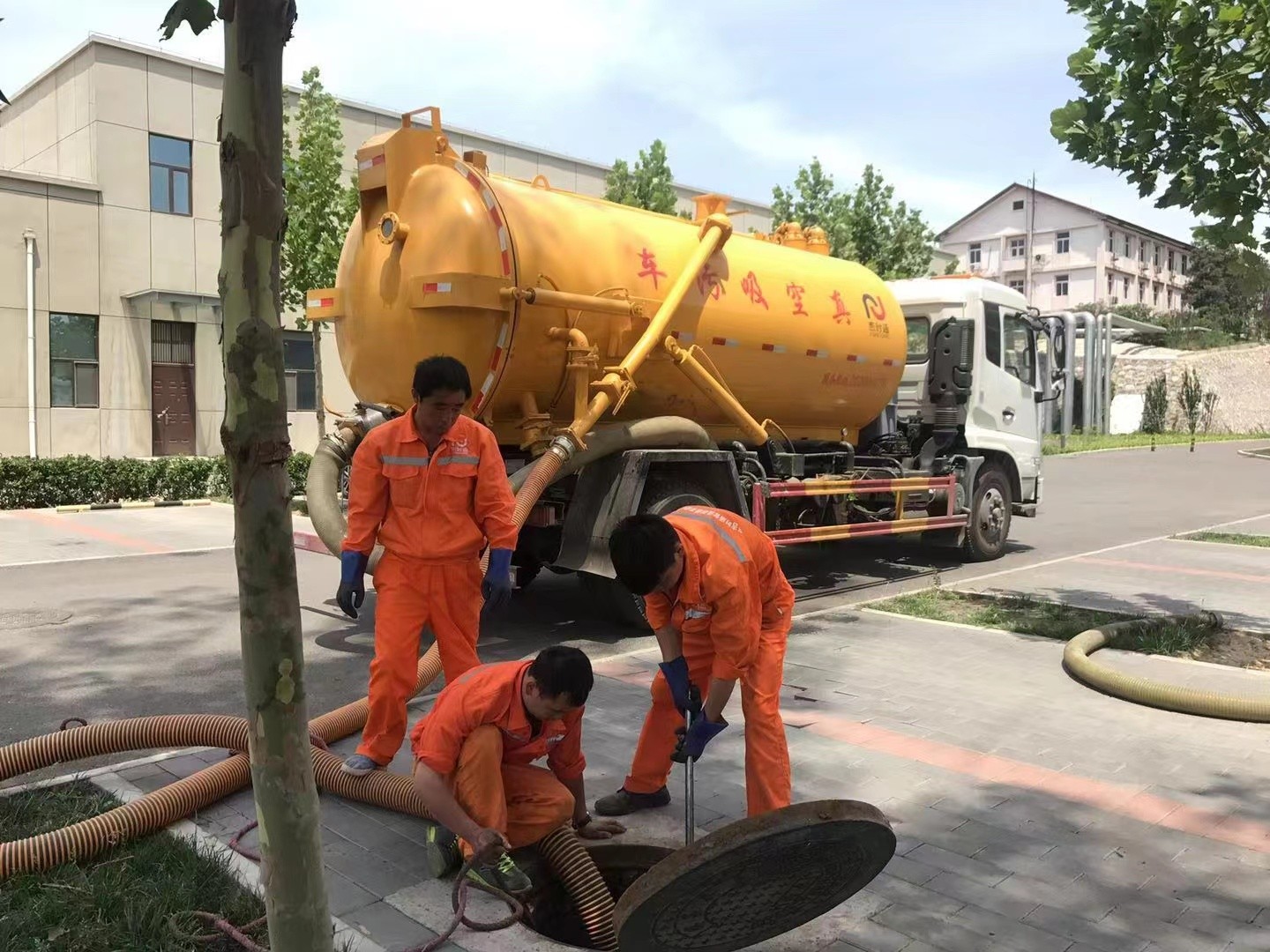 椒江管道疏通车停在窨井附近