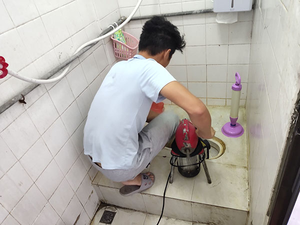 椒江肥皂掉到马桶里把马桶堵住了怎么办？马桶堵住了怎么办