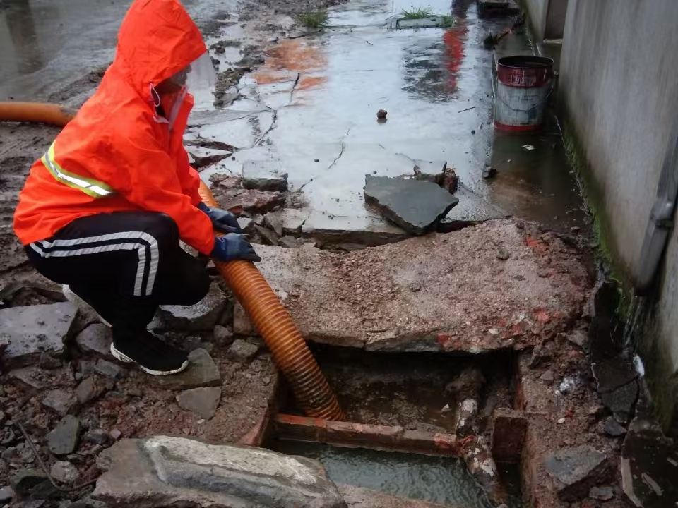 椒江专业清理污水池 炜誉市政以规范流程守护城市 “肠道”